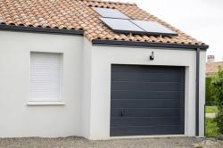 Fenstersauger mit blauer Halterung und transparentem Behälter. Hat einen Sprühmechanismus.
