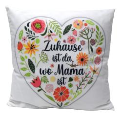 Kissen mit herzförmigem Design. Bunte Blumen und Pflanzen. Schriftzug: 'Zuhause ist da, wo Mama ist'.