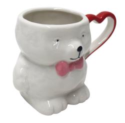 Weißer Becher in Form eines Bären mit rotem Herzhenkel. Der Bär trägt eine rosa Schleife.