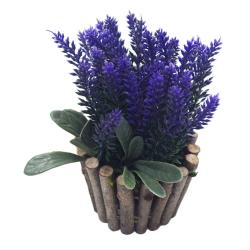 Künstliche Pflanze mit lila Blüten und grünen Blättern. Topf aus kleinen Holzstücken.