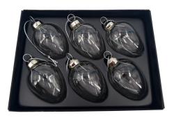 Sechs gläserne Weihnachtsbaumkugeln in einer schwarzen Box. Die Kugeln sind tropfenförmig und transparent.
