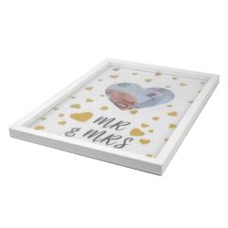 Rahmen mit Herz-Ausschnitt. Auf weißem Hintergrund goldene Herzen und der Text 'MR & MRS'.