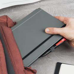 graues, faltbares Klemmbrett. A4-Format. Hält bis zu 30 Blätter. Mit elastischer Stiftschlaufe und Verschlussband.
