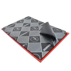Rotes Cover für Kohlepapier. Enthält Informationen in mehreren Sprachen.