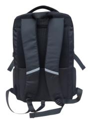 schwarzer Rucksack mit mehreren Fächern und Reißverschlüssen. Das Material wirkt robust und wasserabweisend.
