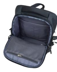 schwarzer Rucksack mit mehreren Fächern und Reißverschlüssen. Das Material wirkt robust und wasserabweisend.