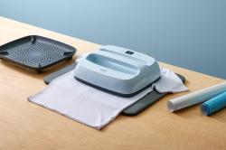 Cricut Gerät in hellblauer Farbe. Display zeigt Temperatur und Zeit.