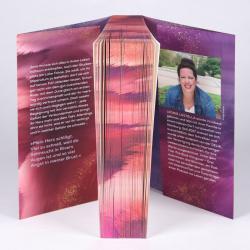 Buchcover mit dem Titel 'Found - Lake of Lies'. Farbverlauf in Rosa und Lila, abstrakte Muster.