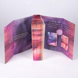 Buchcover mit dem Titel 'Found - Lake of Lies'. Farbverlauf in Rosa und Lila, abstrakte Muster.