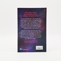Buchcover von Colleen Hoover mit dem Titel 'Nur noch wenige Tage'. Farbverlauf von lila zu pink mit Blütenblättern.