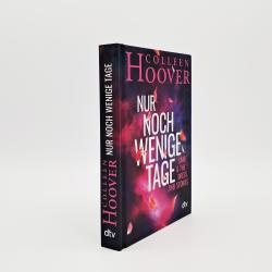 Buchcover von Colleen Hoover mit dem Titel 'Nur noch wenige Tage'. Farbverlauf von lila zu pink mit Blütenblättern.