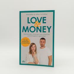 Buchcover mit dem Titel 'Love & Money'. Zwei Personen stehen nebeneinander, eine Frau und ein Mann, beide schauen in die Kamera.