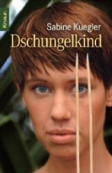 Buchcover von 'Dschungelkind' von Sabine Kuegler. Eine Person mit kurzen Haaren hält zwei lange Stäbe.