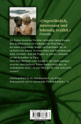 Buchcover von 'Dschungelkind' von Sabine Kuegler. Eine Person mit kurzen Haaren hält zwei lange Stäbe.