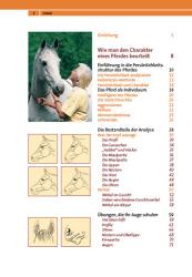 Buchcover mit dem Titel 'Die Persönlichkeit Ihres Pferdes'. Eine Frau mit grauen Haaren steht neben einem braunen Pferd.