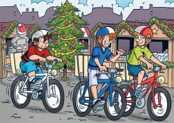 Drei Jungen fahren Fahrrad vor einem Weihnachtsbaum. Im Hintergrund sind festlich geschmückte Hütten und ein Himmel mit Wolken.