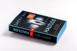Buchcover mit dem Titel 'Haltlos' von Sarah Nisi. Dunkler Hintergrund mit einer silhouettierten Figur in einem Flur.