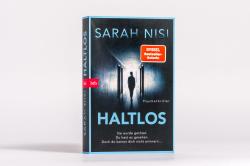 Buchcover mit dem Titel 'Haltlos' von Sarah Nisi. Dunkler Hintergrund mit einer silhouettierten Figur in einem Flur.