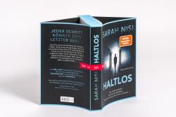 Buchcover mit dem Titel 'Haltlos' von Sarah Nisi. Dunkler Hintergrund mit einer silhouettierten Figur in einem Flur.
