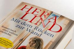 Hera Lind: Mit dem Rücken zur Wand - Taschenbuch