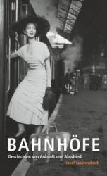 Schwarz-weißes Bild einer Frau in einem eleganten Kleid an einem Bahnhof. Titel des Buches: BAHNHÖFE.