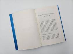 Buchcover mit dem Titel 'Finanziell erfolgreich wie ein Stoiker'. Hintergrund in Blau, Grafik mit aufsteigender Linie und einer Figur, die entspannt wirkt.
