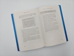 Buchcover mit dem Titel 'Finanziell erfolgreich wie ein Stoiker'. Hintergrund in Blau, Grafik mit aufsteigender Linie und einer Figur, die entspannt wirkt.
