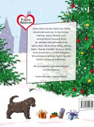 Weihnachtsbaum mit roten und gelben Kugeln, Kerzen und Herzanhängern. Im Vordergrund ein Hund und mehrere Geschenkpakete.