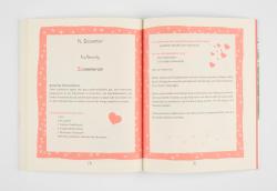 Offenes Buch mit weißen Seiten und rosa Rahmen. Auf den Seiten sind Text und kleine Herzsymbole in rosa.
