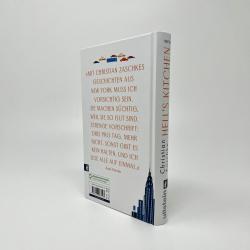 Buchcover mit dem Titel Hell's Kitchen. Darstellung einer Skyline von New York mit bekannten Wolkenkratzern in Blau- und Grautönen.