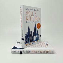 Buchcover mit dem Titel Hell's Kitchen. Darstellung einer Skyline von New York mit bekannten Wolkenkratzern in Blau- und Grautönen.