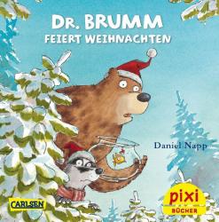 Buchcover mit Illustration eines Bären und eines Waschbären, beide tragen Weihnachtsmützen. Im Hintergrund Tannenbäume und Schneefall, Titel: Dr. Brumm feiert Weihnachten.
