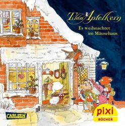 Weihnachtliches Haus mit Schnee, Fenster mit Lichtern, Vögel und Mäuse vor der Tür, Tildas Apfelkern Buchcover mit Titel 'Es weihnachtet im Mäusehaus'.