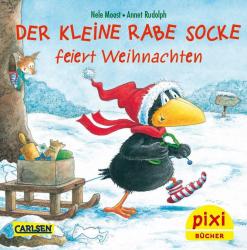 Kinderbuchcover mit Titel Der kleine Rabe Socke feiert Weihnachten. Illustration eines kleinen Raben in Weihnachtskleidung im Schnee mit Geschenken und Tieren im Hintergrund.