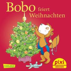 Weihnachtsbaum mit goldenen und bunten Kugeln, Sternen und Lichtern. Bobo ist ein Löwe mit braunem Fell, trägt eine blaue Hose und hält eine Christbaumkugel.