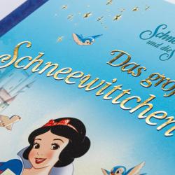 Buchcover mit dem Titel 'Das große Schneewittchen Buch'. Abbildung von Schneewittchen in einem bunten Märchenwald.