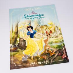 Buchcover mit dem Titel 'Das große Schneewittchen Buch'. Abbildung von Schneewittchen in einem bunten Märchenwald.