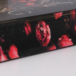 Buchcover von 'Deal with the Elf King' von Elise Kova. Dunkler Hintergrund mit goldener Schrift und floralen Elementen.