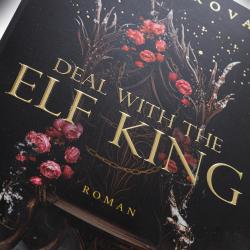 Buchcover von 'Deal with the Elf King' von Elise Kova. Dunkler Hintergrund mit goldener Schrift und floralen Elementen.