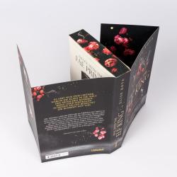 Buchcover von 'Deal with the Elf King' von Elise Kova. Dunkler Hintergrund mit goldener Schrift und floralen Elementen.