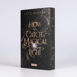 Buchcover mit dem Titel 'How to Catch a Magical Light'. Dunkler Hintergrund mit goldener Schrift und einem schimmernden Licht.