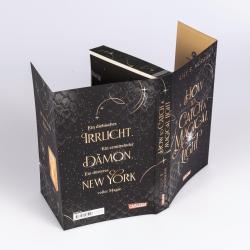 Buchcover mit dem Titel 'How to Catch a Magical Light'. Dunkler Hintergrund mit goldener Schrift und einem schimmernden Licht.