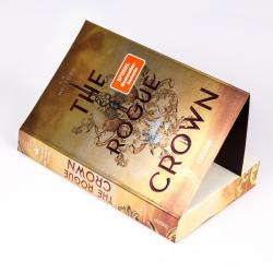 Buchcover von 'The Rogue Crown' von A.K. Mulford. Goldene und silberne Elemente mit einem Schwert und einem dekorativen Hintergrund.