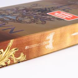 Buchcover von 'The Rogue Crown' von A.K. Mulford. Goldene und silberne Elemente mit einem Schwert und einem dekorativen Hintergrund.