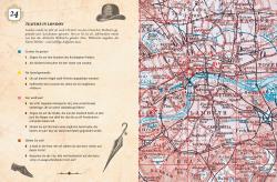 Seite mit Text in deutscher Sprache, Überschrift 'TEATIME IN LONDON', mit einer schwarzen Hutillustration. Karte von London im Hintergrund mit roten, blauen und schwarzen Linien.