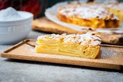 Buchcover mit dem Titel 'Mann backt Kuchen'. Abgebildet ist ein Gugelhupf mit einer hellen Füllung und Puderzucker.