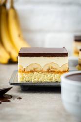 Buchcover mit dem Titel 'Mann backt Kuchen'. Abgebildet ist ein Gugelhupf mit einer hellen Füllung und Puderzucker.