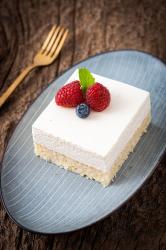 Buchcover mit dem Titel 'Mann backt Kuchen'. Abgebildet ist ein Gugelhupf mit einer hellen Füllung und Puderzucker.