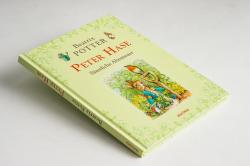 Buchcover von Beatrix Potter mit dem Titel 'Peter Hase'. Illustration eines Hasen im Garten mit einer Schaufel.