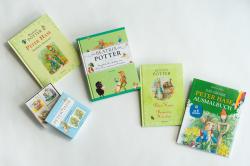Buchcover von Beatrix Potter mit dem Titel 'Peter Hase'. Illustration eines Hasen im Garten mit einer Schaufel.
